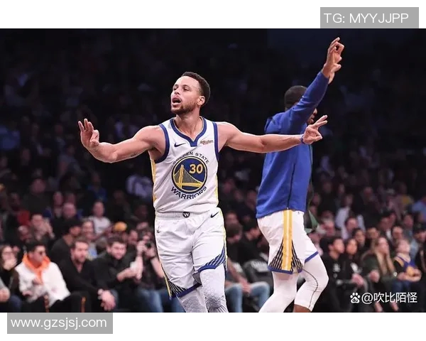 勇士对阵骑士比赛中库里意外受伤球队面临严峻考验 勇士对阵骑士比赛中库里意外受伤球队面临严峻考验